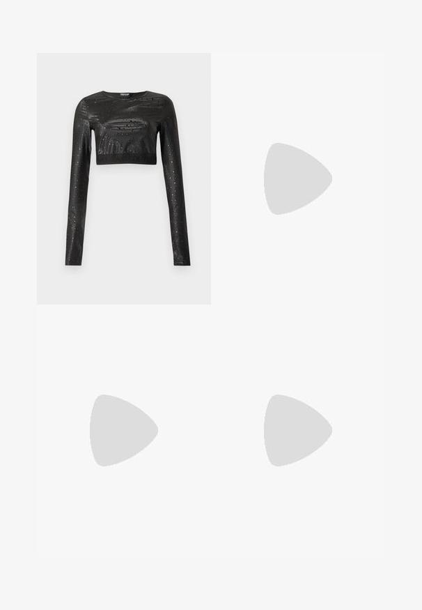 Top negro de manga larga y corte cropped con acabado brillante de aspecto mojado, estampado de pequeñas gotas de agua, escote redondo y dobladillo elástico.; Leggings negras con una tela suave y elástica, cintura alta y un diseño ajustado. No presentan patrones ni acentos visibles.; Sandalia negra de tacón alto con una delgada correa en el tobillo que presenta una hebilla dorada ornamentada y una única correa en los dedos, acabado de cuero texturizado.; Gafas de sol estilo cat-eye con un marco de plástico negro mate, lentes oscuros y un acento dorado del logo en la patilla. Diseño angular y textura suave.