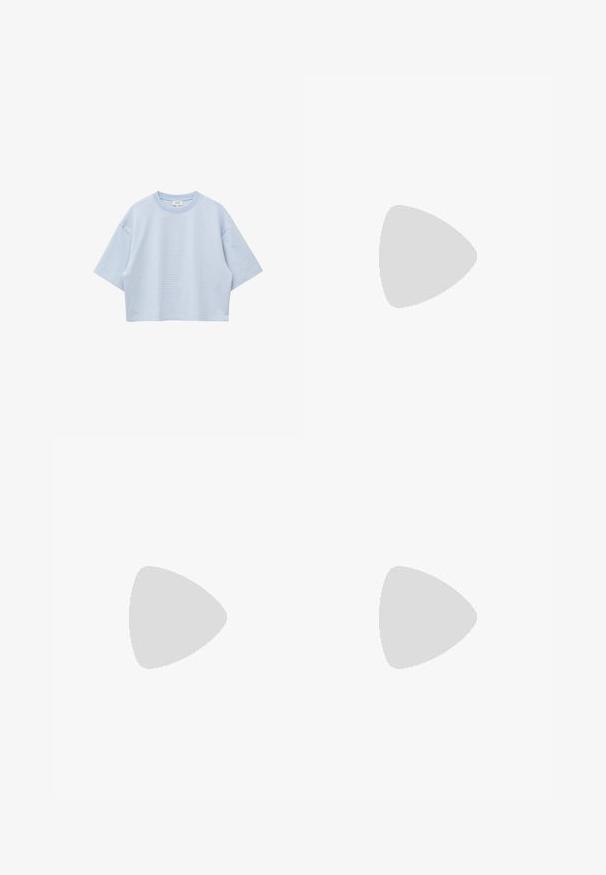 Lichtblauw kort mouw crop top met dunne witte horizontale strepen en een ronde halslijn.; Denim rok met een patchworkontwerp bestaande uit lichte en middelblauwe secties, rafelige zomen en een hoge taille. Klassiek vijf-pocket model.; Zwarte leren loafer met platte zool en enkelriem met veters die in een strik zijn gebonden, weergegeven tegen een effen lichte achtergrond.; Zilveren armband met ronde, gepolijste metalen schakels met een centrale uitsnede, beveiligd met een sluiting, weergegeven op een witte achtergrond.