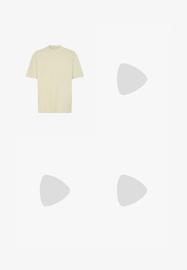 T-shirt beige clair à manches courtes avec un col rond. Tissu en coton doux, coupe décontractée et design minimaliste. Aucun motif ni accent visible.; Pantalons cargo en tissu gris clair, avec deux grandes poches latérales, des poches avant, une fermeture à bouton et une coupe ample.; Bottine en suède beige avec un bout rond, des détails de couture subtils et une semelle en caoutchouc texturée. Hauteur courte sans lacets.; Lunettes de soleil en métal doré avec des lentilles vertes, de forme rectangulaire, branches en plastique noir et un design bicolore. Comprend des plaquettes de nez pour le confort.