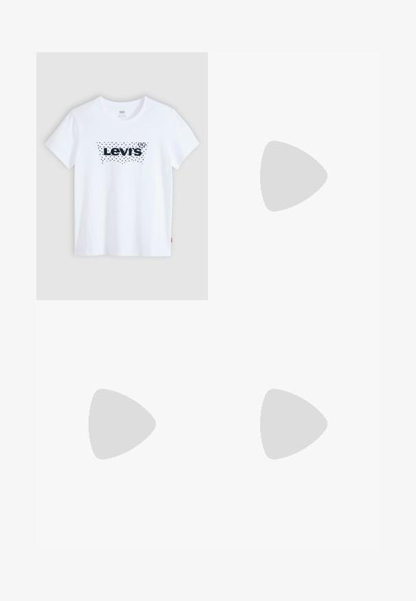 Hvid kortærmet Levi's T-shirt med sort polkaprikket logo centreret på brystet mod en lysegrå baggrund.; Sorte leggings lavet af et blødt, strækbart stof. De har en tætsiddende pasform med elastisk talje og en glat, mat overflade.; Hvide atletiske sneakers med en glat læderoverdel, der har en tekstureret gummisål, metaløjer og et kontrastlogo på siden.; Guld multi-lag kæde med forskellige kædestilarter, herunder chunky led og fine kæder, med cirkulære og rektangulære vedhæng.