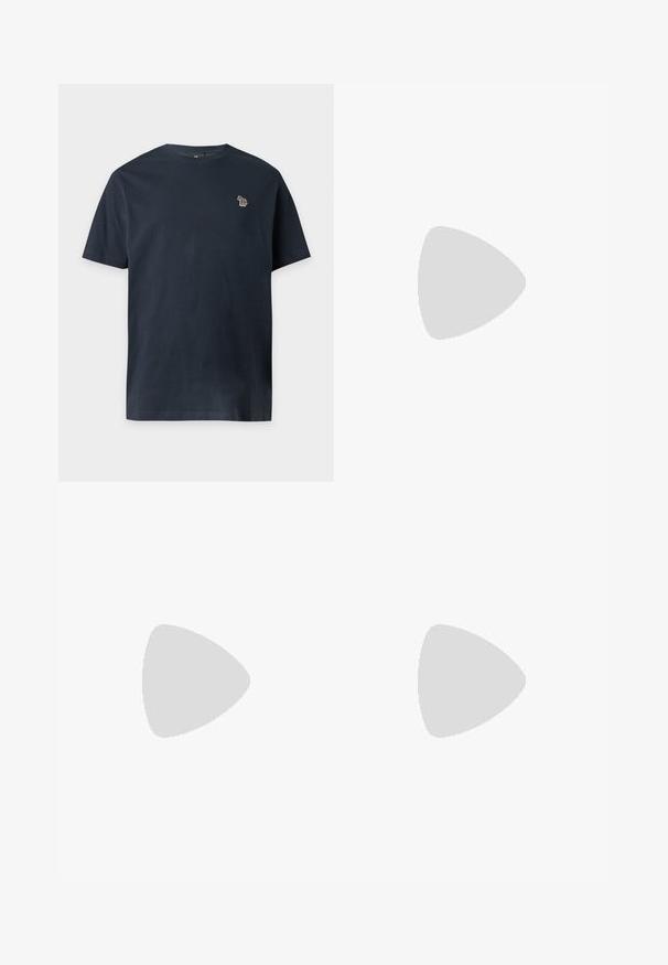 T-shirt bleu marine à manches courtes et col rond avec un petit emblème zèbre multicolore sur la poitrine gauche.; Jean bleu foncé à jambe droite avec bouton devant, fermeture éclair et design cinq poches sur un fond uni clair.; Baskets blanches avec des accents en daim, bout arrondi, lacets plats et semelle en caoutchouc crème. Présente une marque verte sur le talon.; Sac banane en tissu marron foncé avec poche zippée en diagonale et petit logo blanc sur le devant, sur un fond clair uni.
