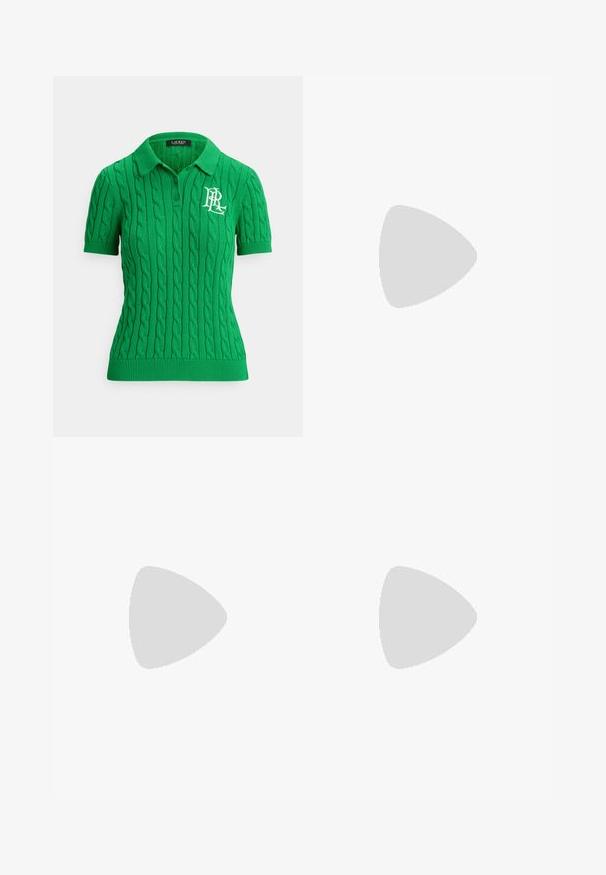 Zelené pletené polo tričko s vrkočovým vzorom, krátkymi rukávmi a rebrovaným golierom. Na prednej strane je vyšívané biele logo.; Svetlomodrá denim midi sukňa s predným rozparkom, piatimi vreckami a priliehavým pásom s pútkami na opasok a gombíkovým zapínaním.; Nízky športový topánok v matnej ružovej farbe s bielymi šnúrkami, prešitým dizajnom a tenkou bielou podrážkou s béžovou gumovou podrážkou.; Strieborné kruhové náušnice s hladkým, zakriveným dizajnom. Disponujú lesklým povrchom a štýlovým, minimalistickým tvarom. Vhodné na rôzne príležitosti.