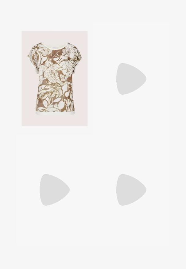 Weiße Bluse mit kurzen Ärmeln, großen Blumen- und Blattmustern in Braun und Beige, rundem Ausschnitt und lockerer Passform.; Braune leggings aus Kunstleder mit einem hohen schwarzen Bund, die eine glatte, glänzende Oberfläche und ein eng anliegendes Design bis zum Knöchel aufweisen.; Plateau-Sandale mit klobigem, gewebtem beigen Absatz und Sohle, mit zwei breiten, durchsichtigen weißen Riemen über dem Fuß.; Schwarze quadratische Sonnenbrillen aus glänzendem Kunststoff mit dunklen Gläsern. Beinhaltet goldene Hardware-Details an den Schläfen.