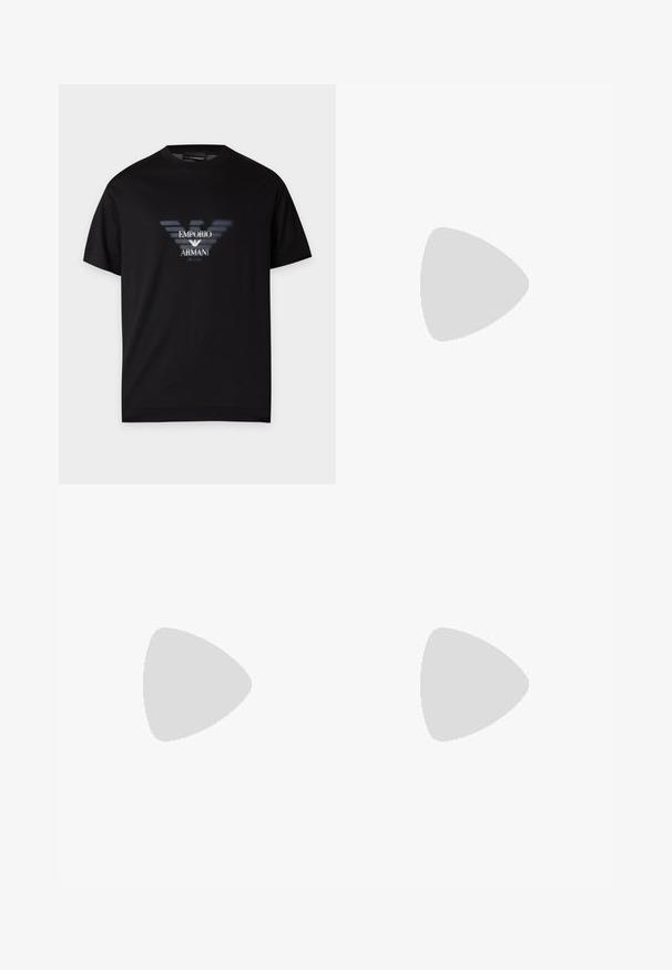 Sort T-shirt med korte ærmer med et sløret Emporio Armani-logo og teksten "MILANO" trykt midt foran.; Mørkeblå lige ben denim jeans med frontknap, lynlås, dobbelte forlommer og synlige lodrette folder ned langs benene.; Sort semsket sneakers med en flad, tekstureret sål, rund tå, seks snørrehuller og et minimalistisk design.; Sort bæltetaske med frontlynlåslomme og sølv ørn-logo, glat stof med tekstureret kant og lynlåstræk.