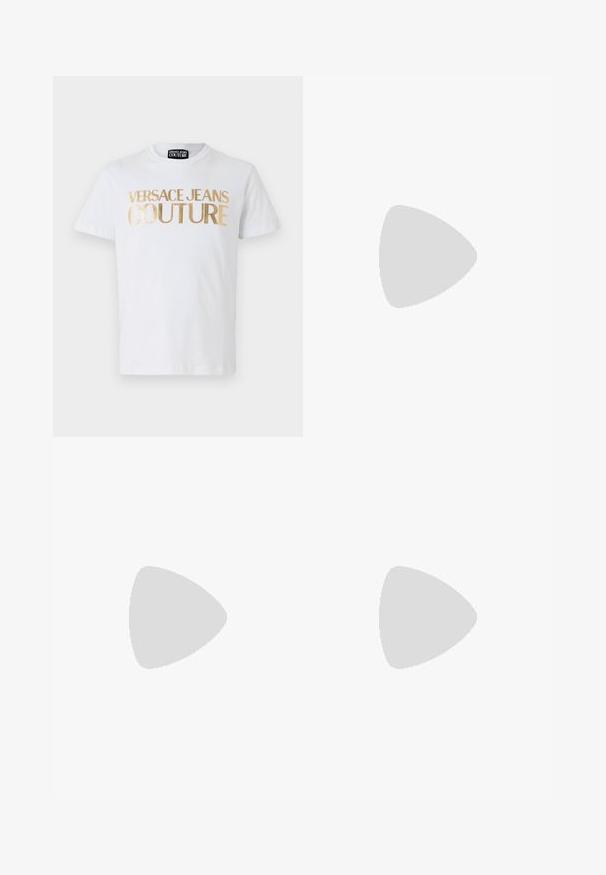 Hvid bomulds t-shirt med fedt guld "VERSACE JEANS COUTURE" tekst på fronten. Rund hals og korte ærmer.; Sorte letvægtsbukser med elastisk talje, snørrelseslukning og lynlåse i kanten for justerbar pasform. Glat, elegant tekstur.; Sort sneaker med en kraftig sål, der har meshpaneler og læderdetaljer. Indeholder hvide snørebånd og mærke på siden.; Sort nylon crossbody taske med en klap, prydet med en fremtrædende logo-rem lukning, justerbar rem og sidelægninger.