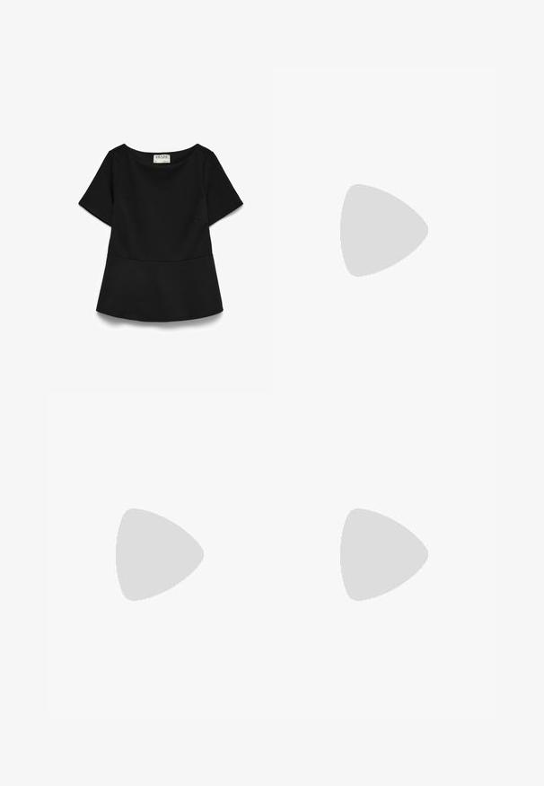 Zwarte blouse met korte mouwen, boothals, getailleerde taille en subtiele naaddetails, met een label "AWARE" aan de binnenkant van de kraag.; Lichtblauwe spijkerbroek met een rechte pijp, knoopsluiting aan de voorkant, ritssluiting en ontwerp met vijf zakken.; Zwarte hoge hak sandaal met een dunne enkelband, meerdere kruislings bandjes over de voet en een elegant vierkant teenontwerp.; Zwarte krokostructuur handtas met dubbele handvatten, goudkleurige gesp, afneembare schouderriem en "Dune"-logo aan de voorkant.