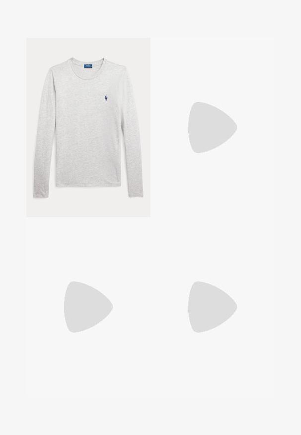 Svetlošedé tričko s dlhým rukávom a okrúhlym výstrihom s modrým logom Polo Ralph Lauren vyšívaným na ľavej strane hrudníka.; Tmavomodré džínsové nohavice širokého strihu s prednými našitými vreckami, pútkami na opasok a zapínaním na gombíky na jednoduchom svetlom pozadí.; Dámska spoločenská topánka z čierneho semiša s nízkym blokovým podpätkom, špicatou špičkou a béžovou vnútornou podšívkou na bielom pozadí.; Žena v čiernych šatách drží čiernu koženú kabelku v tvare polmesiaca so zlatým reťazcom a popruhom cez plece.