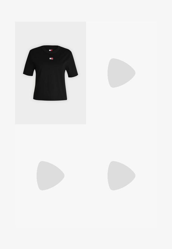 Μαύρο κοντομάνικο cropped t-shirt με στρογγυλή λαιμόκοψη και μικρό λογότυπο Tommy Jeans στο κέντρο του στήθους.; Σκοτεινά μπλε φαρδιά τζιν, κατασκευασμένα από ντένιμ, με κλασικό σχέδιο πέντε τσεπών, μεταλλικό κούμπωμα και ελαφριά φθορά στα ισχία.; Μαύρες δερμάτινες μπαλαρίνες με μυτερή μύτη, σχέδιο κοπής, λουράκι στον αστράγαλο και χρυσή αλυσίδα. Λείος υφή, ελάχιστο τακούνι.; Μαύρη δερμάτινη τσάντα χειρός με ορθογώνιο σχήμα, επίπεδη βάση, δύο λουριά ώμου και μικρή λεπτομέρεια λογότυπου στο μπροστινό μέρος. Ομαλή υφή.