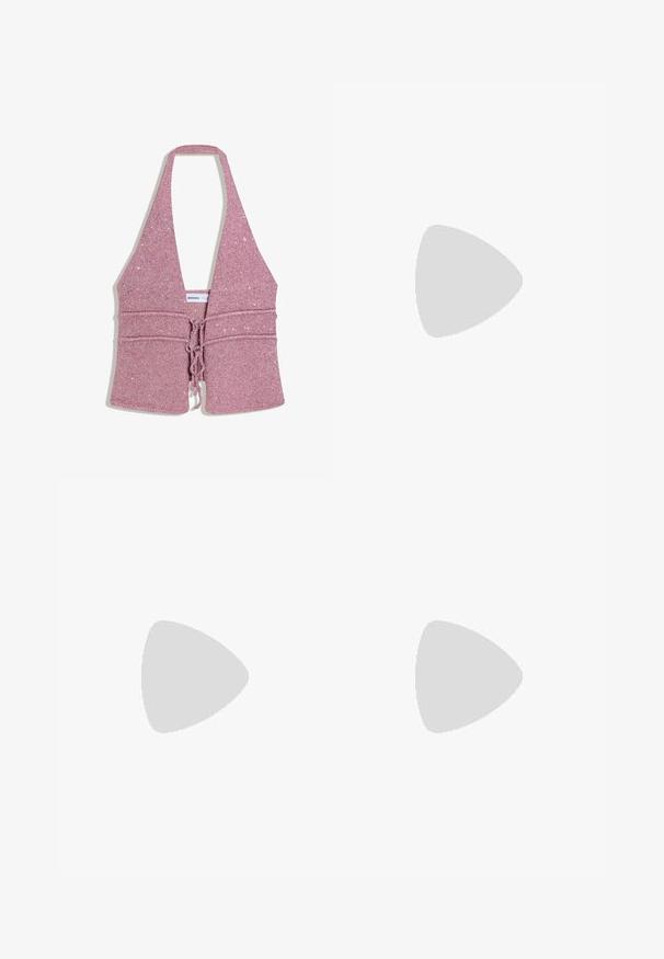 Top à col halter en maille rose poussiéreuse avec lacets à l'avant et détails subtils pailletés, sans manches avec un décolleté plongeant en V.; Shorts en sequins dans des teintes noires et bronzées, présentant une surface texturée avec un éclat scintillant et un ourlet droit.; Sandale violette pailletée épaisse avec semelle épaisse, design à cage ouverte à l'avant et boucle de sangle réglable à la cheville.; Sac à main rose rembourré avec un design arrondi, fabriqué à partir d'un matériau brillant. Dispose d'une poignée froncée et d'une fermeture éclair pour un accès sécurisé.