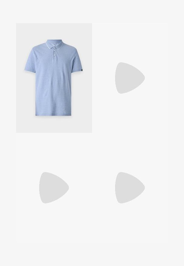 Lichtblauw poloshirt van zacht materiaal. Heeft een kraag, drie knopen en een witte rand op de kraag en mouwen. Klassiek fitting ontwerp.; Lichtblauwe jeans van denim, met een rechte pasvorm, vijf zakken, riemlussen en een knoopsluiting.; Bruine suède sneakers met platte witte rubberen zolen, vetersluiting, ronde neus en een gladde textuur. Minimalistische stijl met subtiele stikdetails.; Kleine beige crossbodytas met een voorvak met ritssluiting, metalen ALDO-logo, verstelbare brede band en afgeronde rechthoekige vorm op een witte achtergrond.