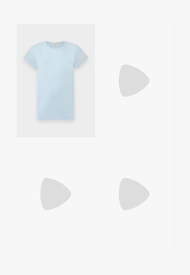 rag & bone T-shirt basique - raindrop; Pantalons larges beiges en coton, dotés d'une fermeture éclair à l'avant, d'une fermeture à bouton et de deux poches latérales avec une texture lisse.; Chaussure femme couleur crème à bout pointu avec un petit talon rond en forme de boule, sur fond uni.; Sac en daim beige à texture lisse, forme rectangulaire, fermeture à glissière et détails métalliques dorés. Comprend une bandoulière amovible avec trous.