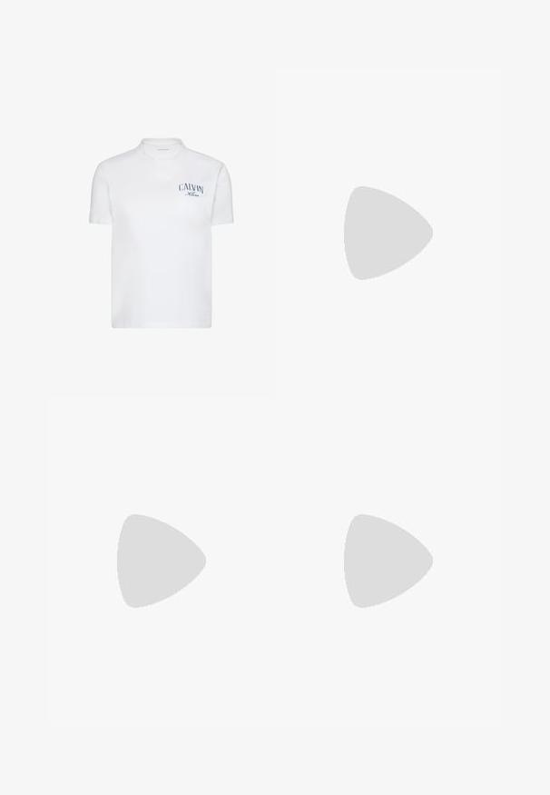 Witte T-shirt met korte mouwen en ronde hals, met "Calvin Klein" in blauw gedrukt op de linkerborst.; Midblauwe jeans met hoge taille en rechte pijpen, voorzakken, ceintuurlussen, knoopsluiting en subtiele vervaagde details op dijen en knieën.; Witte lage sneaker met dikke zool en zijkant "cK" logo, veters aan de voorkant en minimalistisch ontwerp op een neutrale achtergrond.; Zilveren metalen armband met een gladde, glanzende oppervlakte en platte randen. Heeft een open cirkelontwerp met een subtiele sluiting.