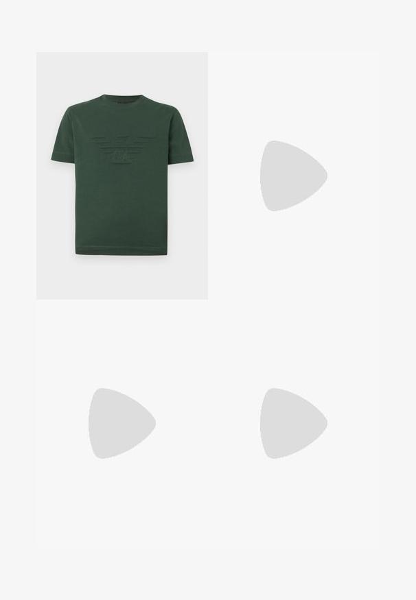 Mørkegrøn kortærmet t-shirt i bomuld med et påsyet ørnelogo og initialerne "GA" placeret midt på brystet.; Lyseblå denimflarebukser med mellemhøj talje, fem lommer og en falmet finish, med lynlås og metalknaplukning.; Sorte lavtop lædersneakers med tekstureret overflade, sorte snørebånd og tyk gummisål, vist fra siden på en lys baggrund.; Sort tekstil crossover-taske med lynlåslukning, der har en frontlomme, logo-detalje og justerbar rem. Tekstureret overflade, rektangulær form.