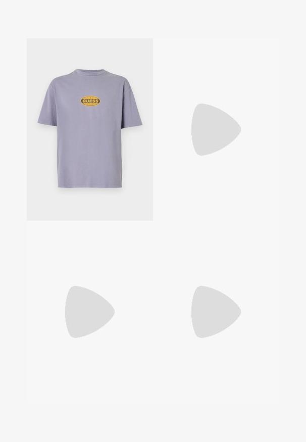 Lyserød bomuld T-shirt med rund hals og korte ærmer, med et centralt gult ovalt logo med teksten "GUESS ORIGINALS."; Lyseblå denimjeans med en tætsiddende design, fem-lommestil, frontknaplukning og subtilt slidte områder. Slim fit med lige ben.; Lavtop sneaker i beige og grøn med hvid sål, side logo-striber og tekstureret design, vinklet mod venstre på hvid baggrund.; Sølvfarvet kædende halskæde med en rund vedhæng med et guld løveemblem, detaljeret kant og lås.