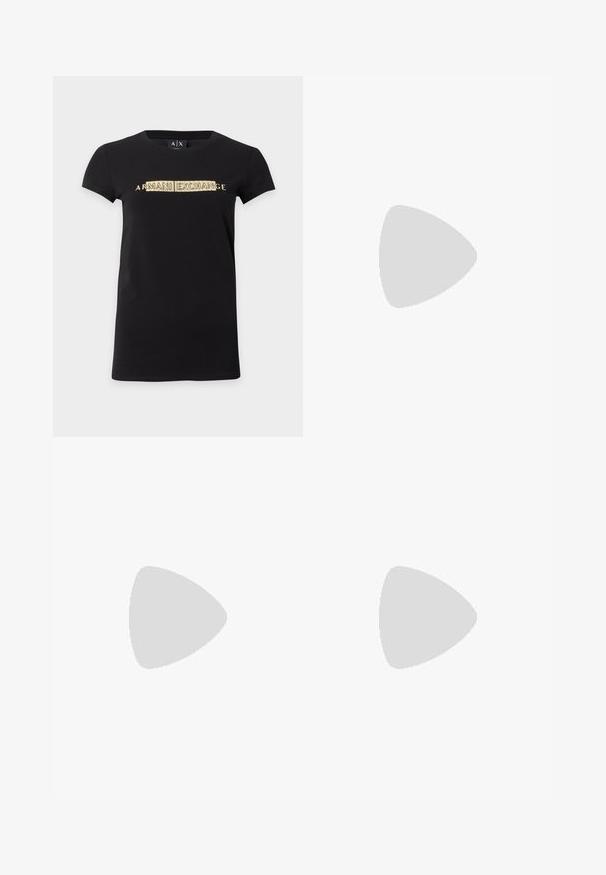 Sort t-shirt med korte ærmer og guld "ARMANI EXCHANGE" tekst centreret på brystet samt rund halsudskæring.; Sorte denimjeans med lige ben, der har knaplukning, fem lomme-design og subtile sømdetaljer.; Sort patenteret læder slingback stiletto med spids tå, slank hæl og et subtilt udskæringsdesign. Har en gylden spænde på remmen.; Hvid rektangulær lædertaske med tynd sort kant, guld kædehåndtag og lille guldlogo på frontens midte.