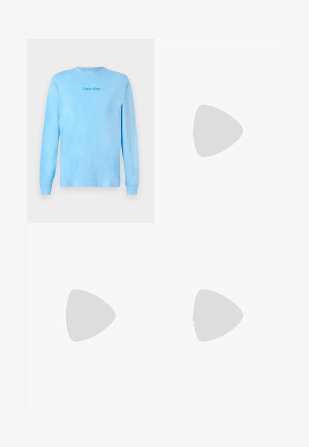 Hele sinine pikade varrukatega T-särk, millel on rinna keskosas "Calvin Klein" logo, esitatud lihtsal taustal.; Hallid hallid laiad dressipüksid pehmest materjalist; omaduseks on elastne vöökoht koos sidumisnööriga ja taskute puudumine. Lihtne, kaunistusteta disain.; Must nahast vabaaja loafer, millel on paeltega detailid ja paks kummist tald, nähtav küljelt neutraalsel taustal.; Sinine lõuendist õlakott esiktasku, topeltrihmade ja ristkülikukujulise kujundusega. Omab diskreetset brändi sildi detaili.