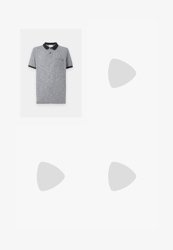 Grå og sort tyndstribet poloshirt med sort krave, knaplukning med to knapper, korte ærmer med sorte manchetter og brystlomme.; Beige shorts lavet af let bomuldsblanding, med flad front, bæltesløjfer, knaplukning og knælang kant.; Sorte læder snøresko med rund tå, tekstureret overflade og kraftig gummisål med dybe riller for bedre greb.; Sølvmetal armbåndsur med sort urskive, hvide timeindikatorer, drejelig ramme og kædet metalrem, viser tiden 10:10:34.