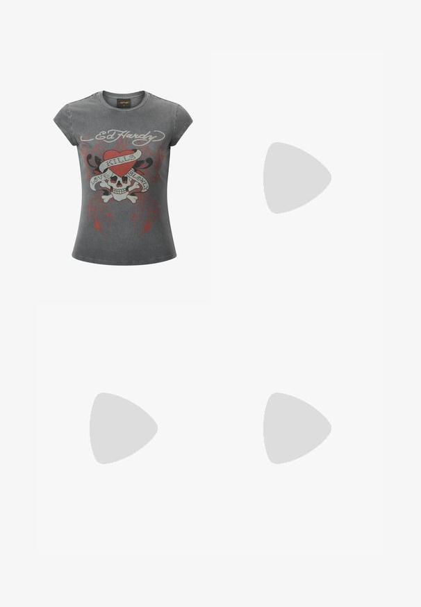 Ed Hardy LOVE KILLS CAP SLEEVE - T-shirts print - grey; Lysblå denimjeans med lige ben-design, der har slidte detaljer, fem lommer og synlige sømdetaljer.; Sorte læder snørebåndsstøvler med tekstureret finish, polstret ankel, gul syning og en kraftig sål, med et trækhåndtag bagpå.; Sorte katteøje Marc Jacobs solbriller med mørke linser og teksten "THE SUNGLASSES" på stellet, vist på hvid baggrund.