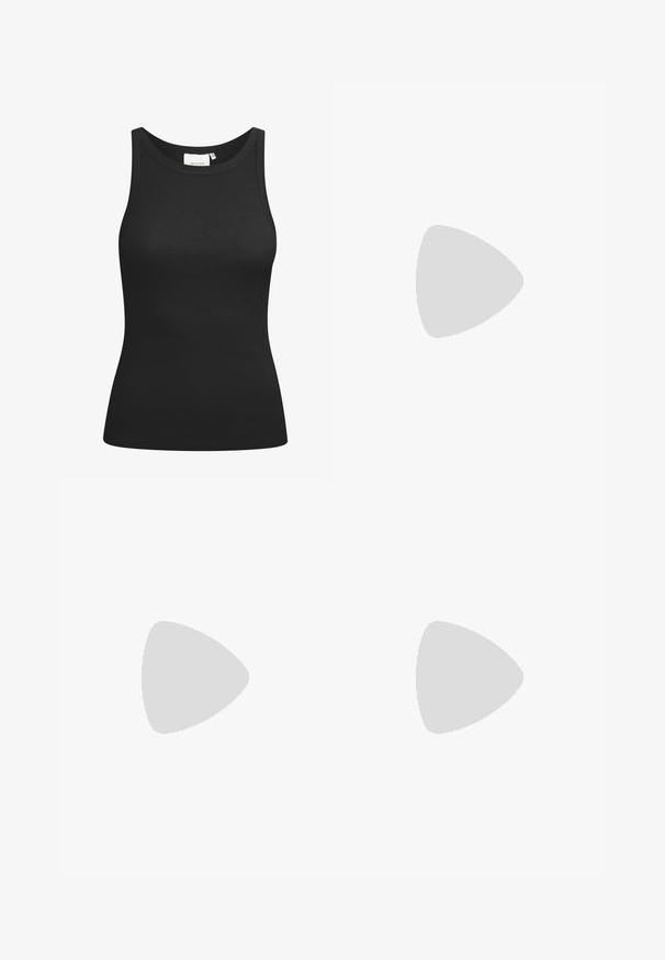 Sort tanktop lavet af ribbet materiale, med en scooped halsudskæring og en tætsiddende form. Flade sømme og ingen udsmykninger. Enkel og strømlinet design.; Brun knælang nederdel lavet af tekstureret stof med en krøllet overflade. Har et tætsiddende design og ingen synlige lukninger eller accenter.; Sorte patentlæder flade sko med spidse tæer, en ankelrem med spænde og en glat, blank tekstur. Lav hæl for komfort.; Sølv hoops øreringe med en buet, tårnformet skulptur og poleret finish. Har en sikker lås og glat overflade.