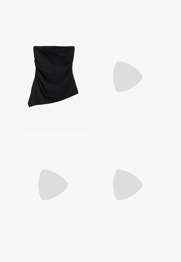 Zwarte strapless top met asymmetrische zoom en subtiele geplooide details aan de zijkanten, ontworpen voor een aansluitende look.; Zwarte denim broek met een rechte pijp, voorzien van vijf zakken, zilverkleurige hardware en een gladde textuur.; Zwart leren laars tot de knie met een spitse neus, hoge stilettohak, een gladde afwerking en een eenvoudig, slank ontwerp zonder versieringen.; Zwarte glanzende leren schoudertas met één ritssluitingvak en een dunne band die in een boogvorm is gebogen.