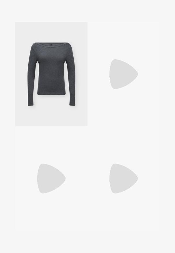 Camiseta de mujer de manga larga de color gris oscuro, con un amplio escote barco y un diseño ajustado y liso de la tela.; Vaqueros negros de pierna ancha con dos grandes bolsillos frontales de parche, trabillas para cinturón y cierre de botón, mostrados sobre un fondo blanco liso.; Zapato plano negro con puntera redondeada, adornado con tachuelas plateadas. Cuenta con una correa con hebilla sobre el empeine. Textura lisa, tacón bajo.; Pendientes de plata con una forma orgánica y abstracta. Superficie lisa y brillante con un diseño cónico. Presentan suaves curvas y un detalle de línea central.