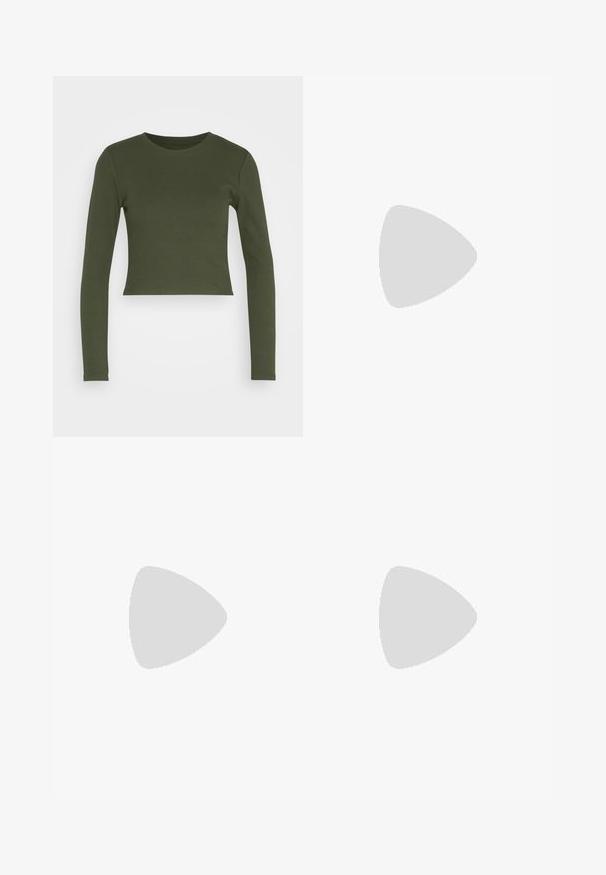 GAP ULTRA CROP RIB TEE - Langærmet T-shirt - khaki; Lyseblå flared jeans i denim med høj talje, fem lommer, diskret falming og en klassisk syet kant. Glat tekstur, afslappet design.; Gul sandal med stropper, justerbar spænde og en mellemhøj, slank hæl på hvid baggrund.; Polstret grøn skuldertaske med blød tekstur, rektangulær form, enkelt strop og lynlås i guldtoner. Har et quiltet mønster.