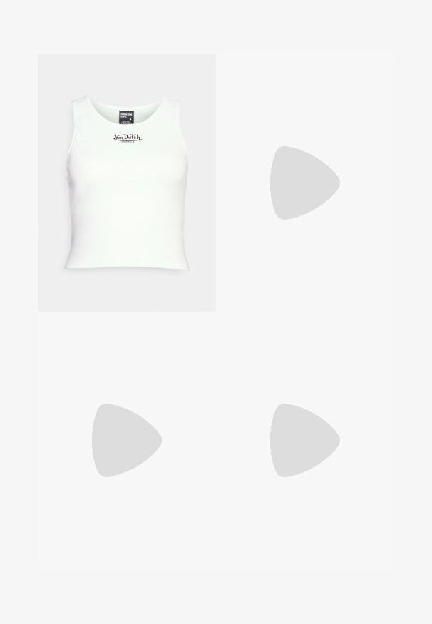 Hvid ribbet crop tank top med rund halsudskæring og sort "Von Dutch" logo i midten. Lavet af strækbart bomuldsblandingsstof.; Bredde blå jeans lavet af denim med mellemhøj talje, der har to baglommer og en ren søm. Glat tekstur og klassisk design.; Hvide lærreds sneakers med gummisåler, der har seks snørehuller, rund tå og let sømdetaljer, krydret med hvide ankelstrømper.; Et par rektangulære solbriller med lyseblå gennemsigtige stel og mørkegrå linser, der har lige templer og minimale hardware detaljer.