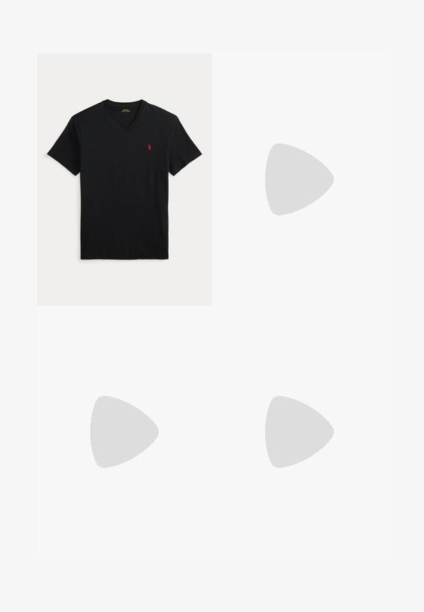 Čierne tričko s výstrihom do V a krátkym rukávom s malým červeným logom Polo Ralph Lauren na ľavej strane hrudníka.; Čierne chinos nohavice so strihom rovného nohavicu, vyrobené z bavlnenej zmesi, s bočným zipom, pútkami na opasok a bočnými vreckami. Hladká textúra.; Biela nízka kožená teniska s béžovou podrážkou, šnurovanie vpredu a vyrazenými logami Polo Ralph Lauren na boku a päte.; Čierny kožený opasok s obdĺžnikovou striebornou kovovou prackou s vyrazeným logom jazdca, hladkou textúrou a piatimi otvormi na opasok.