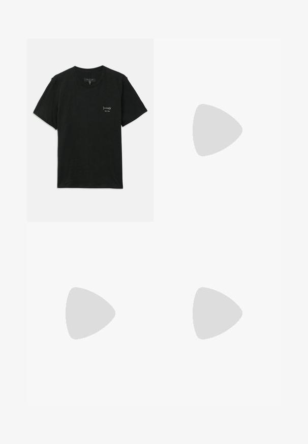 Sort kortærmet t-shirt lavet af blødt stof, med et lille hvidt fiske- og rygsøjlemønster på venstre bryst. Rund halsudskæring, afslappet pasform.; Olivengrønne bukser lavet af bomuldsblandingsstof, med lynlås og knaplukning samt sidelommer. Lige ben-design med glat tekstur.; Hvid lavtop-sneaker med gråt hælflig, hvide snørebånd og tekstureret sål, vist på en ensfarvet lys baggrund.; Mørkebrun stof talje taske med diagonalt lynlåslomme og lille hvidt logo på fronten, sat mod en ensfarvet lys baggrund.