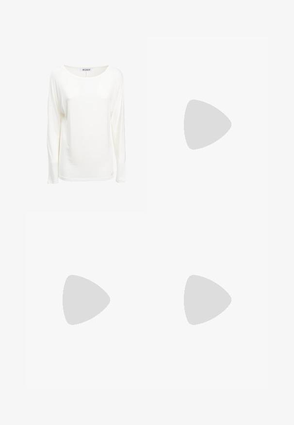 Langärmliges weißes Hemd aus weichem Stoff mit weitem Rundhalsausschnitt und lockerer Passform. Schlichtes Design ohne Muster oder Akzente.; Blaue Jogginghose aus weichem Stoff, mit einem elastischen Bund und Kordelzug, zwei Fronttaschen und einem schmal zulaufenden Bein.; Weiße sportliche Plateau-Sandale mit zwei verstellbaren Klettverschlüssen über dem Fuß und einem am Absatz, dicke gepolsterte Sohle, Seitenansicht.; Silberne Creolen mit glatter Oberfläche und einer Reihe kleiner klarer Steine entlang einer Seite. Mit einem Scharnierverschluss versehen.