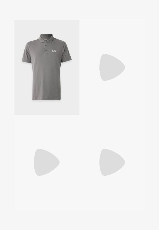 Šedé polo tričko s krátkym rukávom, tromi gombíkmi a bielym logom "EA7 Emporio Armani" na ľavej strane hrude.; Svetlomodré rifľové zvonové nohavice s stredne vysokým pásom, piatimi vreckami a vyblednutým vzhľadom, so zipsovým zapínaním a kovovým gombíkom.; Čierny kožený nízky teniska s čiernymi šnúrkami a hrubou krémovou gumovou podrážkou, zobrazený na bielom pozadí.; Čierna štvorcová kabelka cez rameno so zipsom, predným vreckom a nastaviteľným popruhom s vyrazeným názvom značky.