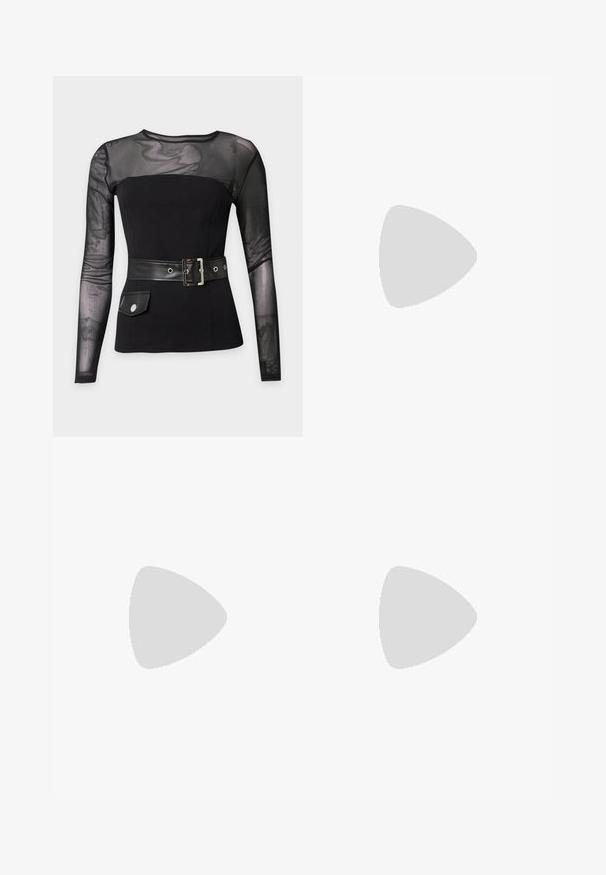 Haut noir à manches longues avec partie supérieure et manches en mesh transparent, corsage ajusté, large ceinture avec boucle argentée et petit détail de poche avant.; Mini-jupe noire plissée avec large ceinture, plis plats uniformément espacés, présentée à plat sur un fond gris clair.; Escarpins en cuir verni noir avec un bout pointu et un petit talon carré. Sangle réglable à la cheville avec boucle.; Sac noir et argent avec une surface tissée et texturée présentant des motifs carrés, une seule poignée supérieure et un design décontracté.