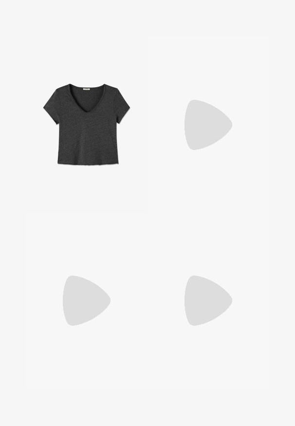 Donkergrijs cropped top met korte mouwen, een V-hals en een onafgewerkte rand aan de kraag en zoom.; Zwarte rechtlopende jeans met knoopsluiting, voor- en achterzakken, en koperen klinknagels op een witte achtergrond.; Witte leren sneaker met zwart rubberen V-logo. Getextureerde off-white zool, witte veters en een achterkant met een detail van de merknaam in het zwart.; Gouden hoepeloorbellen met een gladde, gepolijste afwerking. Beschikken over een halve cirkelvorm en een veilige postsluiting.
