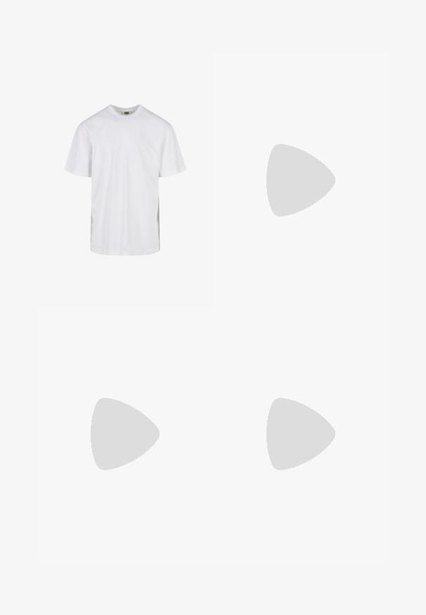 Schlichtes weißes T-Shirt mit kurzen Ärmeln und Rundhalsausschnitt in entspannter Passform, vor weißem Hintergrund dargestellt.; Denim-Shorts in mittlerem Blau mit klassischem Design, fünf Taschen und einem Reißverschluss mit Knopfverschluss. Grobe Struktur und gerader Schnitt.; Schwarzer Leder-Slipper mit dicker Gummisohle und klassischem Penny-Detail an der Riemen, von der Außenseite gezeigt.; Ray-Ban Sonnenbrillen mit grünen Gläsern, schwarzen Kunststoffrahmen und goldenen Akzenten an den Rändern. Quadratische Form mit matter Oberfläche.