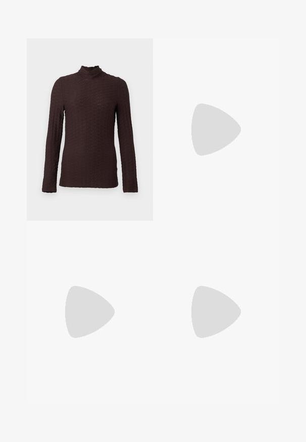 Haut à col roulé texturé marron foncé à manches longues avec un motif géométrique subtil, présenté sur un fond clair uni.; Pantalons slim fit marron foncé avec poches avant, passants de ceinture et fermeture à deux boutons sur fond blanc.; Chaussure femme beige à bout pointu avec bride arrière et petit talon kitten, flottant au-dessus d'un sol gris sur fond sombre flou.; Petit sac à main en cuir marron avec poignée supérieure, bandoulière amovible et rabat avant accentué par une bande horizontale en cuir.