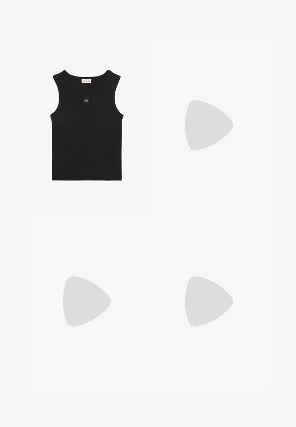 Sort ærmeløs ribstrikket tanktop med rund halsudskæring og lille Calvin Klein-logo patch centreret på brystet.; Sorte højtaljede slim-fit jeans med frontknap, bæltesløjfer og fem-lomme design på hvid baggrund.; Sort læderspids højhælede sko med tynd rem og spænde over vristen, stående på en neutral lys baggrund.; Sort læder skuldertaske med en enkelt rem, sidelommer og et diskret prægede Calvin Klein-logo på forsiden nederst til højre.