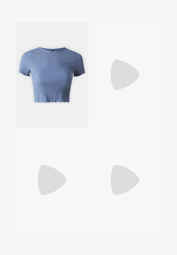 ONLY Petite ONLNADIE  - Lihtne T-särk - coronet blue; Kitsad teksapüksid helesinisest denimist, mis on varustatud klassikalise viie tasku disainiga, peene õmbluseDetailiga ning nuppude sulgemisega vöökohal.; Beige sportlik jalats tekstureeritud ülemise osa, paelte ja toetava kannaelemendiga, puidust pinna kohal, rohelise lehestiku taustal.; Hõbeda metallist tilgakujulised ripatsid, millel on sile ja peegeldav pind, ning tilga kuju, millel on pidev disain ja ei ole nähtavaid kaunistusi.
