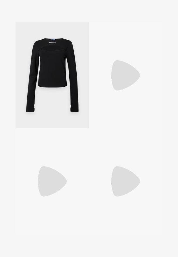 Sort langærmet top med rund halsudskæring, der har en front cut-out detalje og en glat tekstur. Logo vist nær halsområdet.; Sort asymmetrisk plisseret nederdel med lagdelte paneler og en glat talje, lavet af skinnende læderlignende materiale.; Sorte læder knæhøje støvler med spids tå og slank buet hæl. Glat tekstur, tætsiddende design og ingen synlig hardware eller mønstre.; Hvid skuldertaske i læder med buet klap, sort kant, justerbar rem og sølv dekorativ spænde på ensfarvet baggrund.