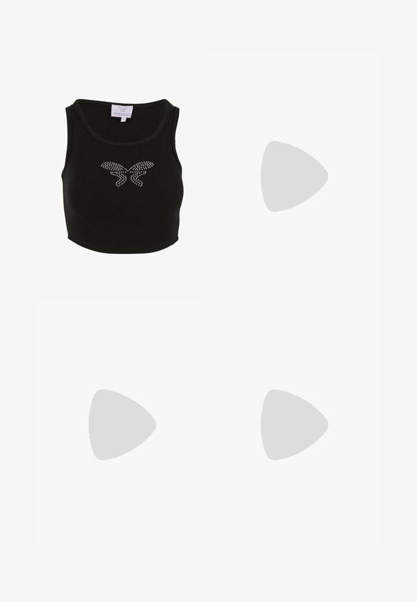 Zwarte geribbelde crop top met een aansluitend ontwerp, voorzien van een vlindermotief van rhinestones aan de voorkant. Inclusief een label met de merknaam.; Brede zwarte denim jeans met een hoge taille, voorzien van voorkeurszakken, gestikte naden en een klassieke knoopsluiting. Zacht, gestructureerd materiaal.; Witte chunky sneaker met dikke zool en decoratieve 3D vlinderaccenten aan de zijkant, veters en hiel.; Zwarte gepatineerde leren handtas met een gebogen vorm, enkele schouderriem, ritssluiting en een decoratieve metalen logo. Gladde textuur.