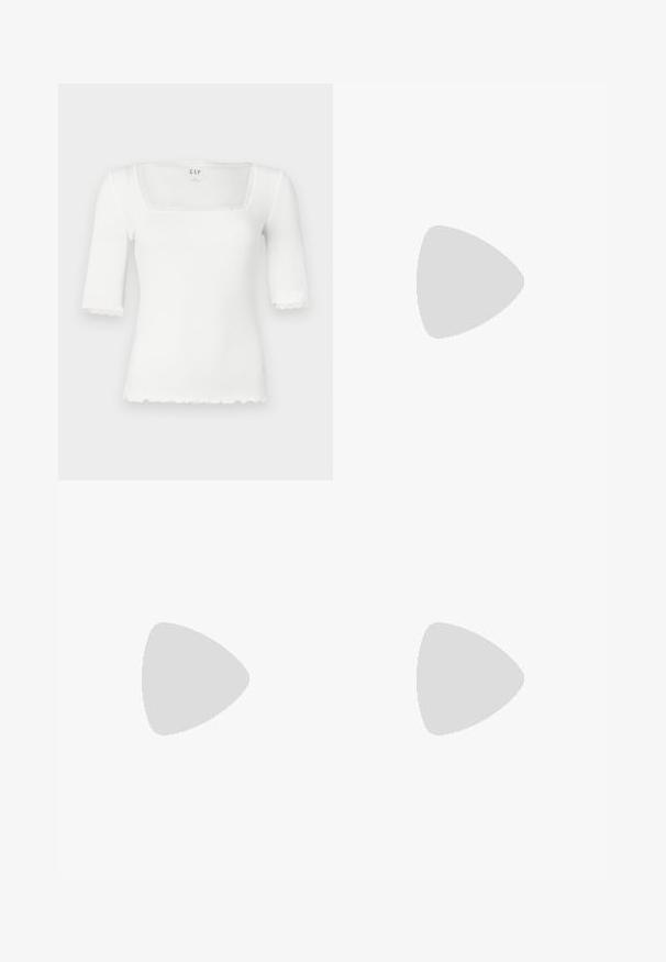 Weißes eng anliegendes Oberteil mit quadratischem Ausschnitt und kurzen Ärmeln. Mit Spitzenbesatz entlang des Halsausschnitts und der Ärmelränder. Hergestellt aus einem gerippten Material.; Dunkelblaue Jeans aus Denim mit einem geraden Bein-Design, Fünf-Taschen-Stil und Steppnähten sowie einem Knopfverschluss.; Schwarzer Veloursleder-Sneaker mit drei weißen Streifen, Gummisohle und einem kleinen goldenen Logo an der Seite. Verfügt über ein glattes schwarzes Innenfutter.; Dunkelbraune Lederschultertasche mit weicher, lockerer Form und einem gedrehten Knotengriff vor schlichtem weißem Hintergrund.