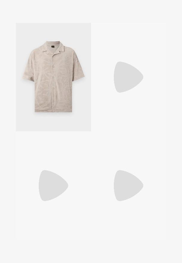 Chemise beige à manches courtes avec boutons, motif de feuilles texturées subtile, petit col, posée à plat sur un fond blanc.; Short en lin marron avec taille élastique, cordon de serrage, passants pour ceinture et poches latérales.; Baskets en toile beige avec bout arrondi, semelle en caoutchouc plate et lacets à l'avant. Présente un design minimaliste et un accent noir contrastant au niveau du talon.; Bracelet en métal argenté et doré avec un fermoir rectangulaire gravé du nom d'une marque sur fond blanc.