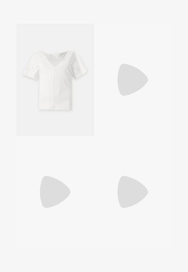 Blouse blanche à manches courtes avec un profond col en V et une couture verticale centrale à l'avant, présentée sur un fond uni.; Shorts noirs à coupe ample avec taille élastique, longueur mi-cuisse, en tissu léger.; Chaussures Mary Jane en cuir verni noir avec un embout pointu, une bride à la cheville et un petit talon carré. Présentent des accents en métal doré.; Boucles d'oreilles en métal doré avec des designs ovales tordus. La paire du haut a une boucle texturée ; la paire du bas est lisse avec une découpe circulaire.