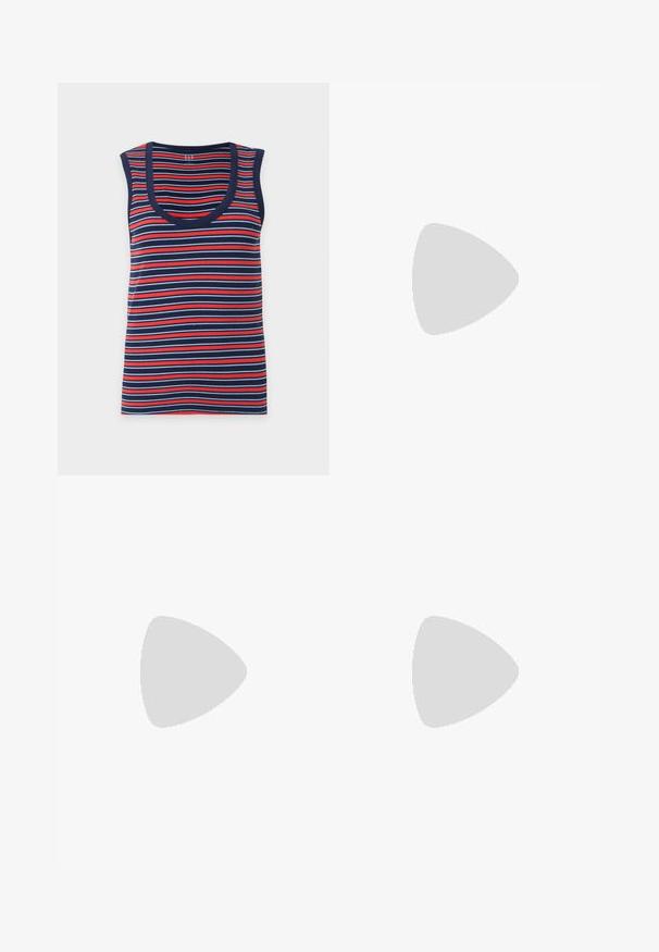 Ærmeløs ribstrikket top med vandrette striber i marineblå, rød og lyseblå samt navy rund halsudskæring og ærmegab.; Denimshorts i en udvasket blå nuance med fem-lomme design, knaplukning og subtile syningsdetaljer.; Sorte platform sandaler med et chunky design, der har brede stropper og en sidelås. Fremstillet af tekstureret gummi med et logodetalje.; Sort læderhåndtaske med en buet form, bølgende syningsdetaljer og en sølvfarvet kædestrop. Glat tekstur, kompakt størrelse.
