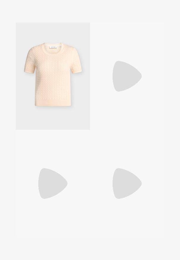 Pull crème à manches courtes en maille torsadée avec col rond et petit logo sur la poitrine, posé à plat sur un fond uni.; Femme aux cheveux blonds raides portant un pull bleu marine, un pantalon large beige, des chaussures beiges, des bijoux en or, et tenant un sac à main blanc avec une main dans la poche.; Baskets basses de couleur crème avec des coutures ondulées, une fermeture à lacets et une semelle crantée, vues de côté sur un fond uni.; Sac fourre-tout beige avec double poignées, fermeture éclair et un petit logo argenté centré près du haut.