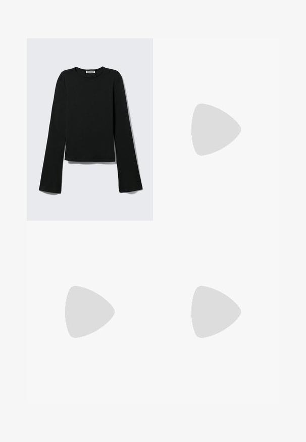 T-shirt noir à manches longues avec col rond, silhouette ajustée et manches légèrement évasées, étiqueté avec la marque "Weekday" au niveau de l'encolure.; Jeans larges noirs en jean, dotés d'une taille à cordon de serrage, de cinq poches et de détails de couture contrastés. Design à l'avant plat.; Baskets Adidas noires avec des bandes blanches et une semelle en gomme flottant au-dessus d'escaliers en béton gris sous une lumière naturelle.; Sac à main en cuir noir avec une texture lisse. Dispose d'une bandoulière adjustable et d'un design élégant et minimaliste avec une fermeture éclair.