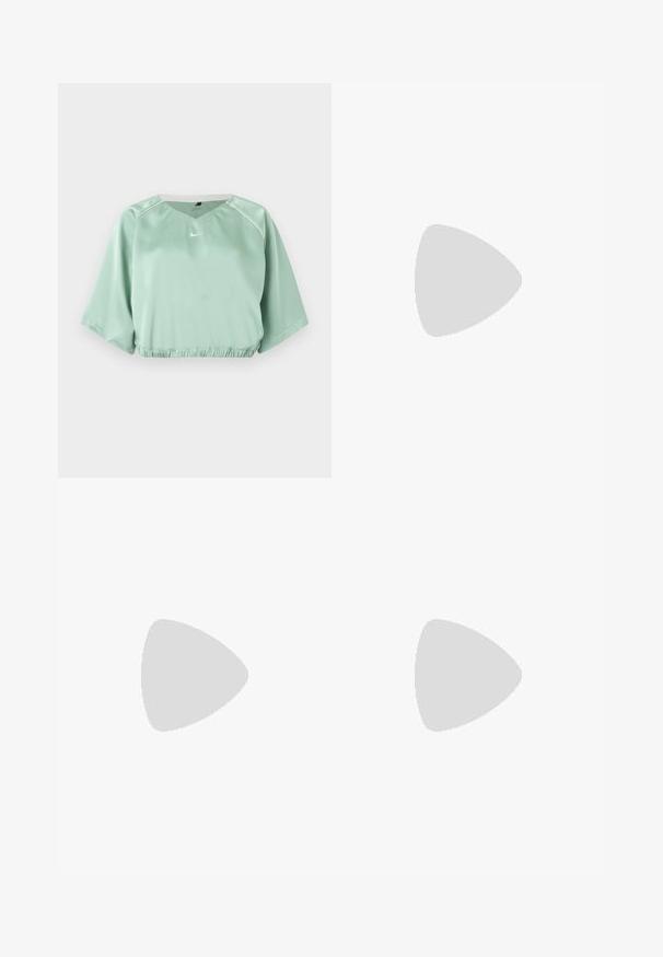 Top de sport court vert menthe avec manches courtes larges, taille élastique, liseré blanc aux épaules et petit logo Nike blanc au centre devant.; Jupe courte grise avec un design croisé, en tissu lisse et texturé. Coupe ajustée avec un ourlet angulé et des bords nets.; Chaussure de football en salle Nike Total 90 III blanche avec logo swoosh noir et semelle en gomme, vue de profil sur un fond uni.; Petit sac bandoulière en cuir grenat avec une fine sangle réglable, présenté à plat sur un fond blanc.