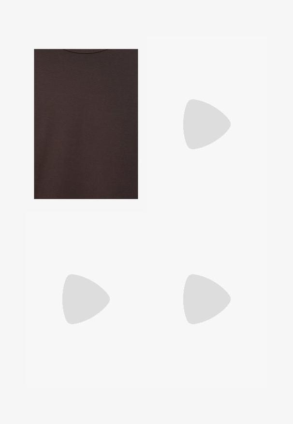 Donkerbruine t-shirt met ronde hals van zachte gebreide stof met fijne ribstructuur.; Bruine jeans met rechte pijpen, voorzien van een voorste knoop- en ritsluiting, en een ontwerp met vijf zakken op een witte achtergrond.; Bruine suède sneaker met een textuur bovenkant, ronde neus en platte veters. Voorzien van een rubberen zool en een subtiele logo-accent op de hiel.; Bruin getinte rechthoekige brillen met een glanzende afwerking, met slanke pootjes en doorzichtige glazen. Logo zichtbaar op de linkertempel.