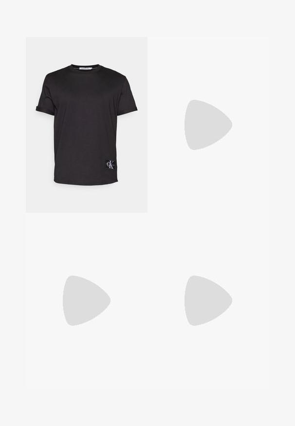 Schwarzes Baumwoll-T-Shirt mit kurzen Ärmeln, Rundhalsausschnitt und einem kleinen Calvin Klein Jeans-Label auf der unteren linken Seite. Glatte Textur.; Schwarze Jeans aus Denim, mit geradem Schnitt, fünf Taschen und Knopfverschluss. Leichte Ausbleichungen verleihen dem Stoff Textur.; Schwarze Leder-Sneaker mit weißer Gummisohle, featuring Schnürdesign und Logodetail an der Seite. Der Hintergrund umfasst Stein- und Holztexturen.; Schwarze Sonnenbrille mit rechteckigen Gläsern, mattem Finish, dickem Rahmen und schlanken Bügeln mit dezentem Branding-Detail.
