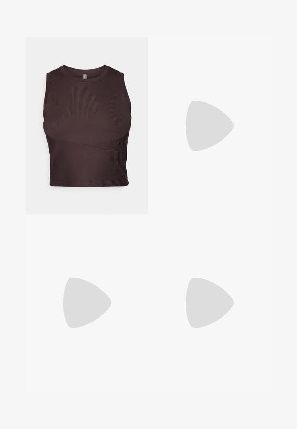 Dunkelbraunes, geripptes Crop-Top mit breiten Trägern, rundem Ausschnitt und nahtlosem Design. Verfügt über eine figurbetonte Silhouette und dehnbare Stoffe für maximalen Komfort.; Schwarze Leggings aus glattem, dehnbarem Material. Hoch geschnittenes Design mit enganliegendem Sitz und einem kleinen Logo auf dem linken Bein.; Nike Free Sneaker in Grau und Beige, mit einem strukturierten Obermaterial, flexibler Sohle, Schnürsystem und Zuglasche an der Ferse für ein einfaches Anziehen.; Schwarze fingerlose Fitnesshandschuhe aus atmungsaktivem Stoff, mit einem weißen Nike-Logo, gepolsterten Handflächen und einem offenen Handgelenkdesign für bessere Flexibilität.