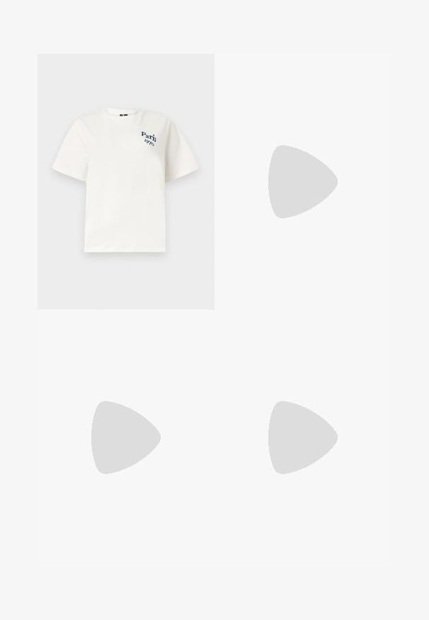T-shirt blanc à manches courtes et col rond avec l’inscription « Paris 1970 » imprimée en bleu sur la partie supérieure gauche de la poitrine.; Jean en denim bleu clair taille haute, jambes larges, bouton devant, fermeture éclair, et design classique à cinq poches.; Talons slingback en cuir verni brun avec un bout pointu, un talon fin, et une sangle réglable avec une petite boucle.; Femme portant un chemisier à motif noir et blanc tenant un sac à main rouge brillant sur un fond uni.